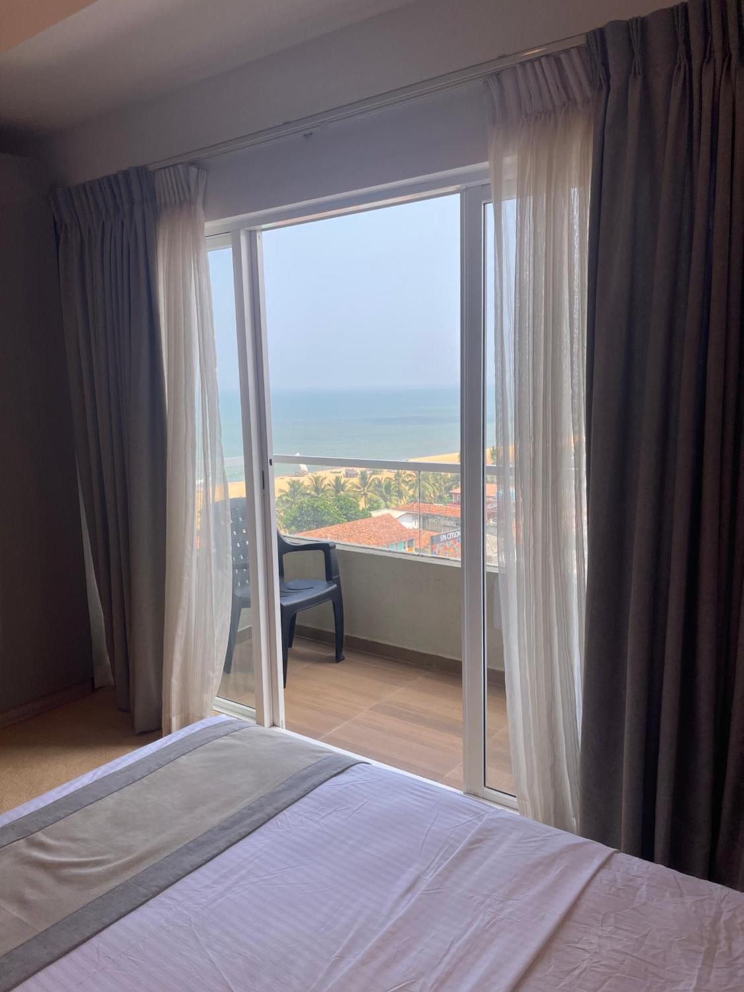 Ocean Breeze Sea View Luxury Apartments Negombo Buitenkant foto