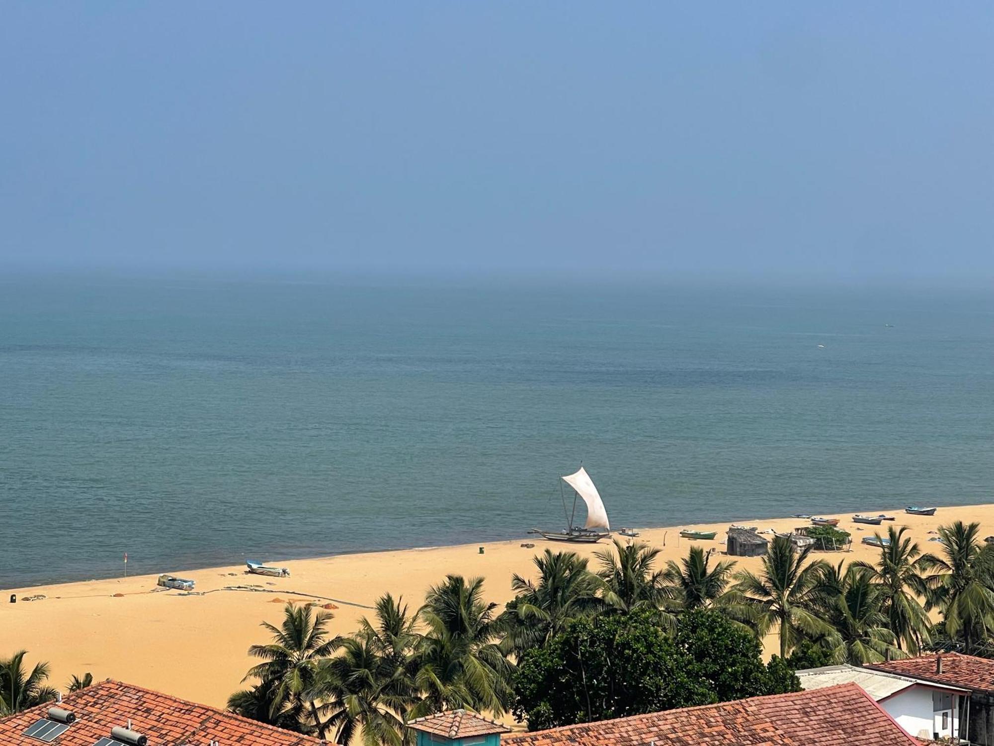 Ocean Breeze Sea View Luxury Apartments Negombo Buitenkant foto
