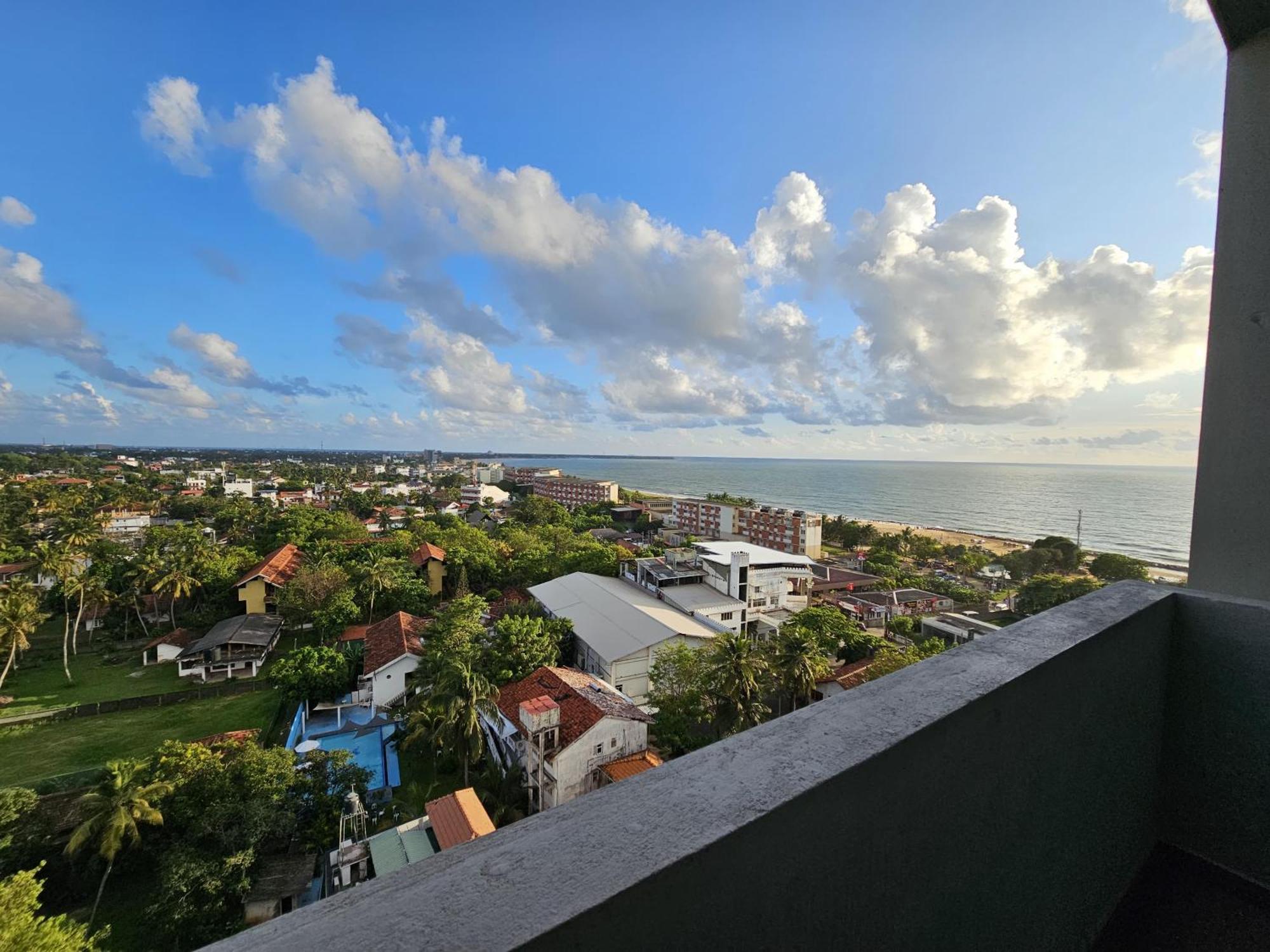 Ocean Breeze Sea View Luxury Apartments Negombo Buitenkant foto