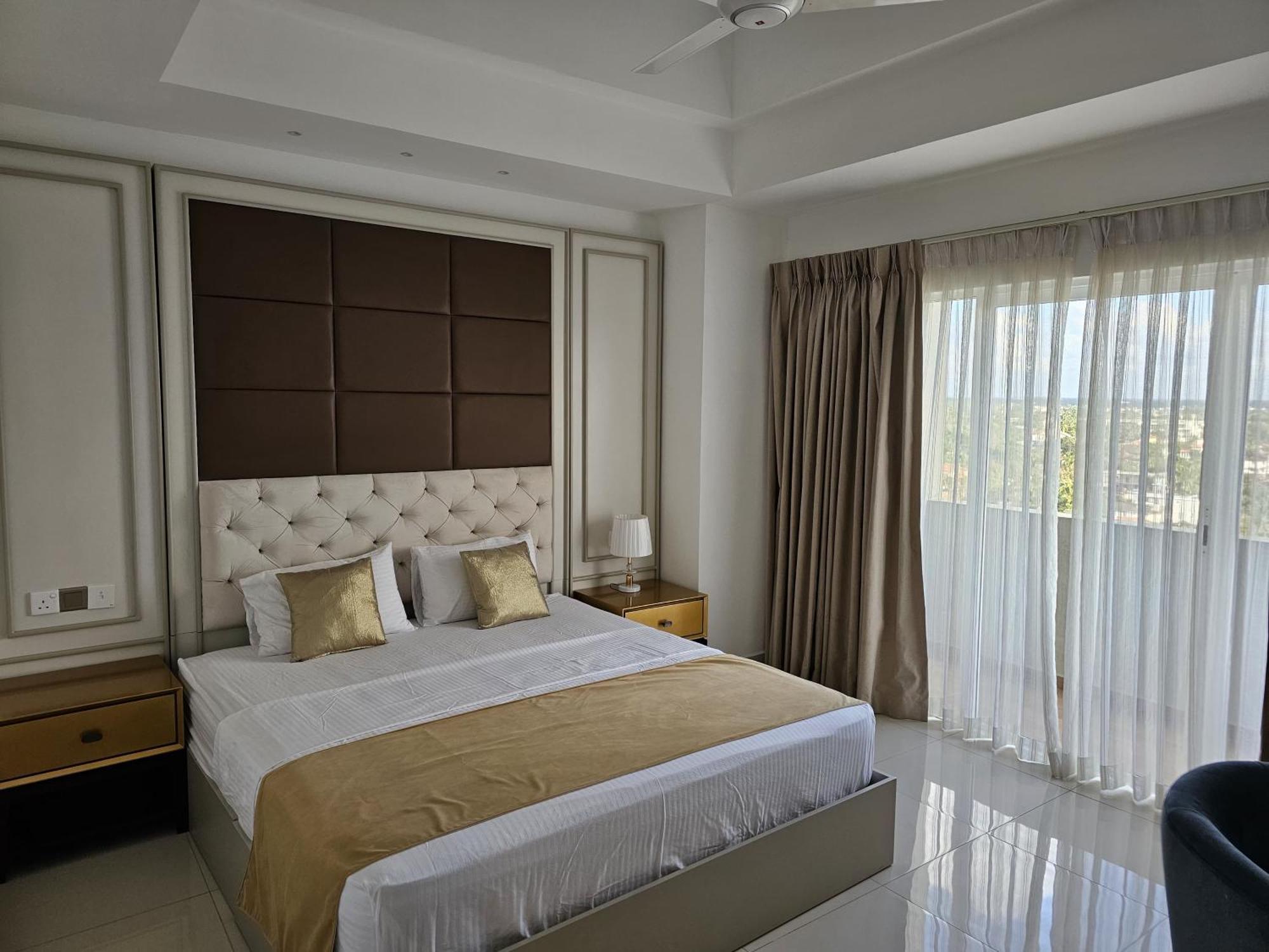 Ocean Breeze Sea View Luxury Apartments Negombo Buitenkant foto