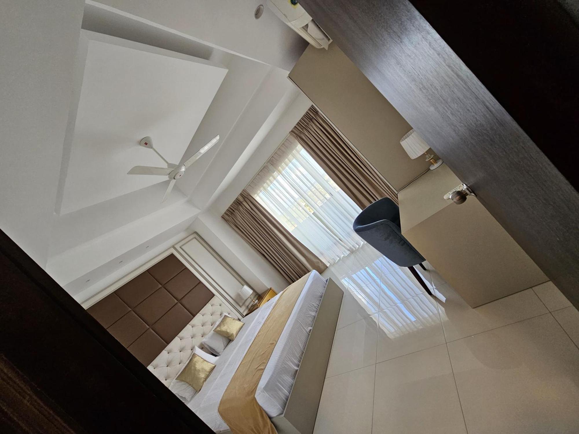 Ocean Breeze Sea View Luxury Apartments Negombo Buitenkant foto